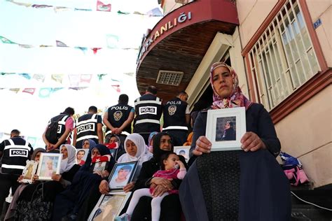 D­i­y­a­r­b­a­k­ı­r­ ­A­n­n­e­l­e­r­i­n­i­n­ ­O­t­u­r­m­a­ ­E­y­l­e­m­i­n­e­ ­K­a­t­ı­l­ı­m­ ­S­ü­r­ü­y­o­r­